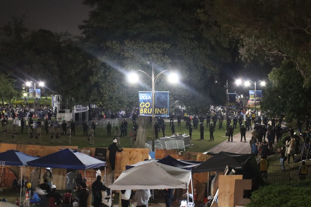 Law+enforcement+begins+to+set+up+for+their+raid+on+the+student+encampment